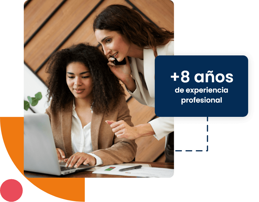 Dos mujeres ejecutivas, una viendo una laptop, la otra al teléfono con un cliente de la agencia de marketing digital para empresas acompañadas por el texto 8 años de experiencia profesional