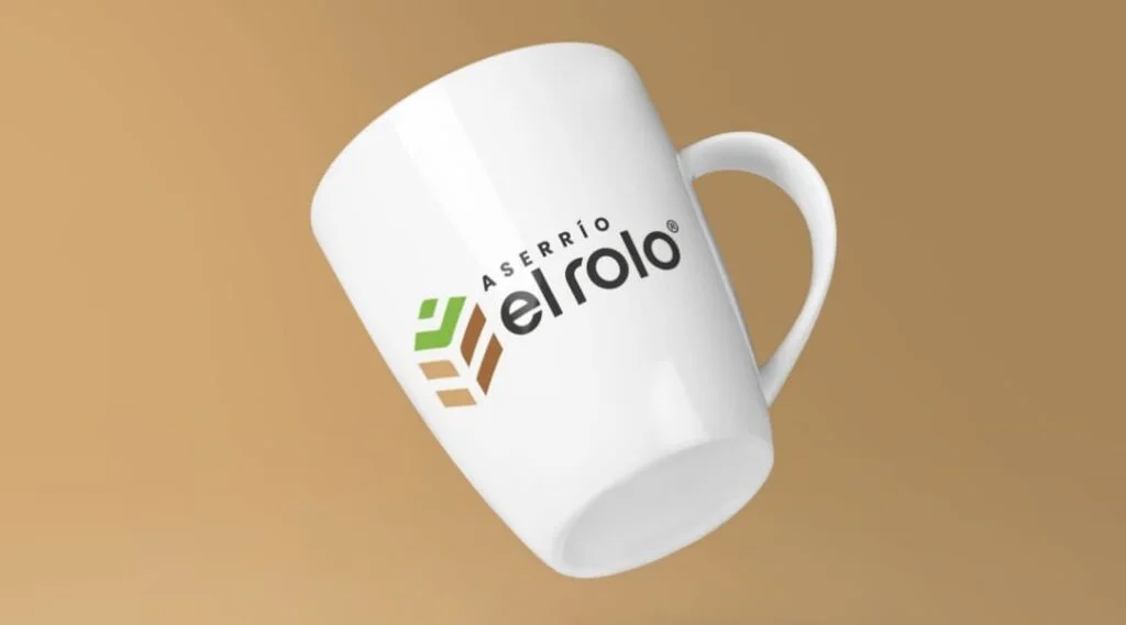 Taza flotando en fondo beige con logo de la empresa Aserrío El Rolo