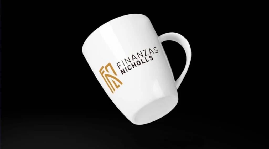 Taza flotando en fondo negro con logo de la empresa Finanzas Nicholls