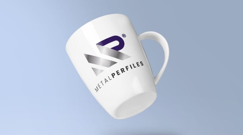 Taza con logo de la empresa metalperfiles flotando con fondo celeste