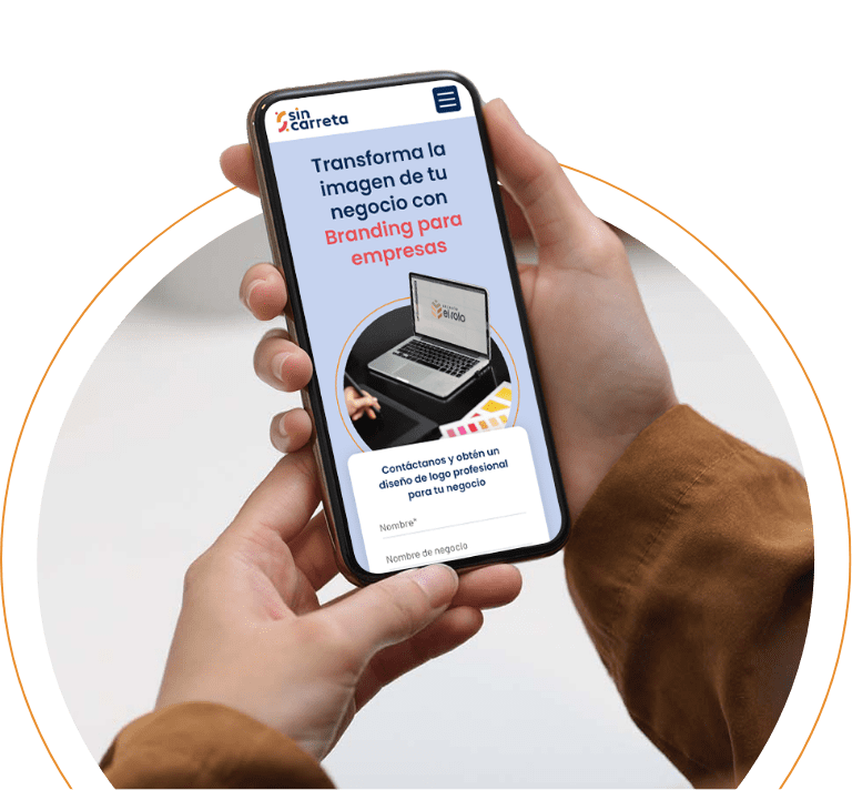 Mano de hombre sosteniendo un celular que muestra una landing page de nuestra empresa Sincarreta