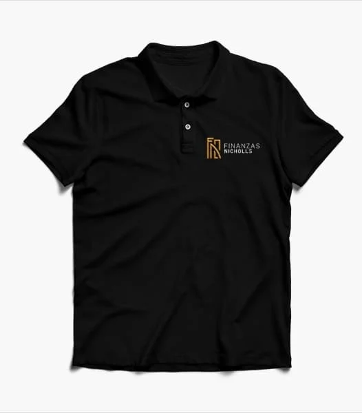 Camisa tipo polo en color negro con el logo de la la empresa Finanzas Nicholls bordado