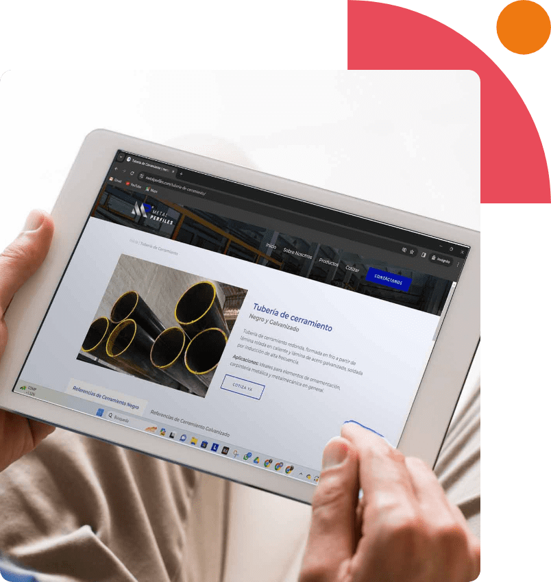 Manos de hombre sosteniendo tablet mostrando en su pantalla una web tienda catalogo de la empresa Metal perfiles