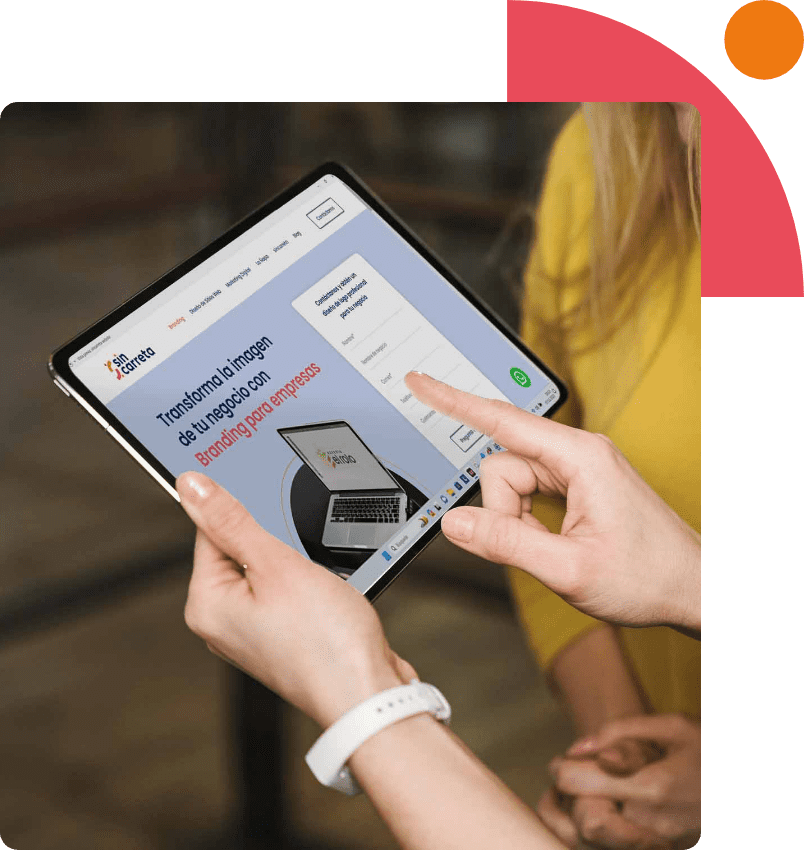 Manos de mujer mostrando la pantalla de una tablet con una landing page de la empresa Sincarreta