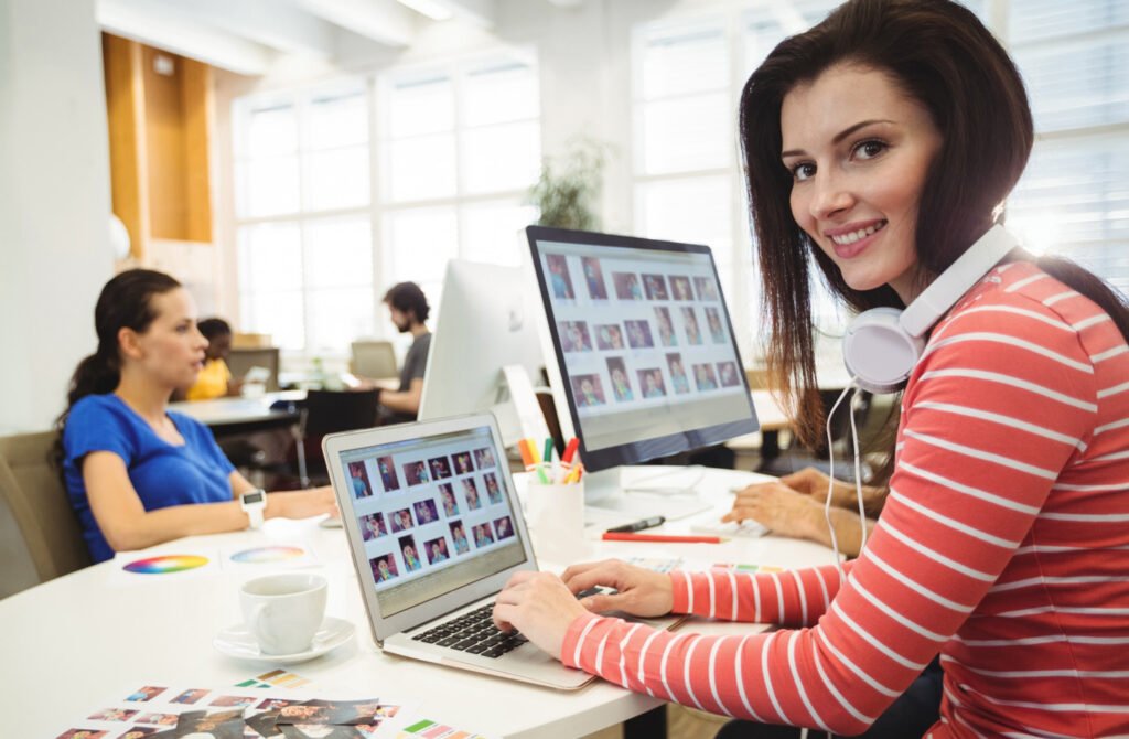 Mujer viendo una página web en su computador