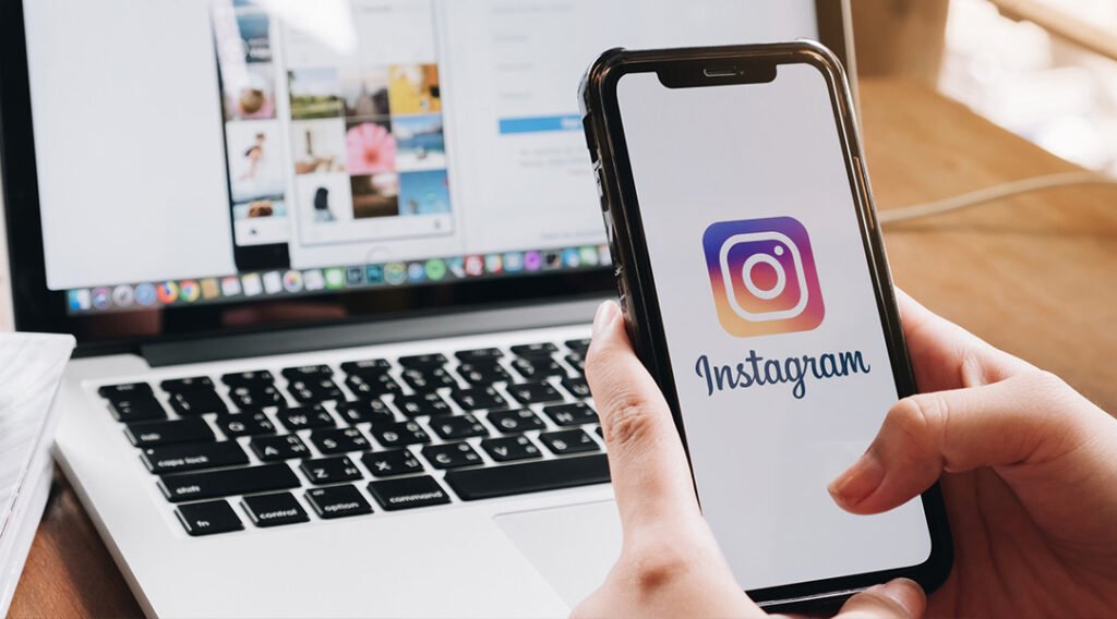 Manos mostrando pantalla con inicio de Instagram para publicar contenido para redes sociales