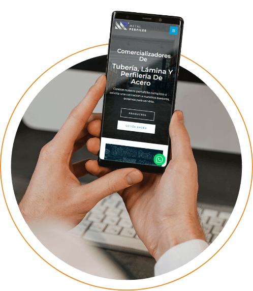 Acercamiento de manos sosteniendo un celular que muestra un website realizado en el servicio de diseño de páginas web para la empresa metal perfiles