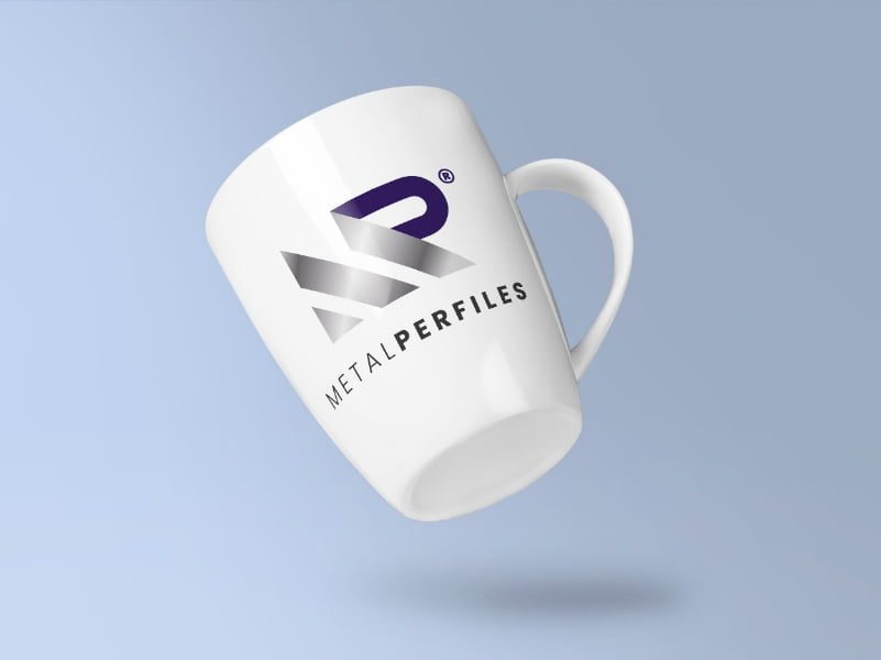 Material de branding: Mug con logo de marca MetalPerfiles